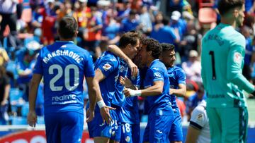 GETAFE (MADRID), 21/04/2024.- Jugadores del Getafe celebran el primer gol del equipo marcado por su compañero Juanmi Latasa durante el partido de LaLiga que enfrentó al Getafe y a la Real Sociedad, este domingo, en el Coliseum en Getafe (Madrid). EFE/Zipi
