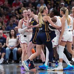 Indiana Fever HC doesn’t hold back on quality of WNBA referees: “Everybody’s getting better except the officials”