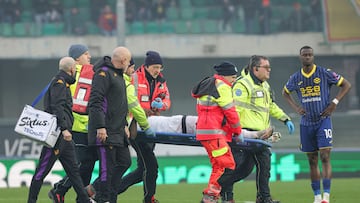 Verona (Italy), 23/02/2025.- Fiorentina's Moise Kean is brought off the pitch on the strechter injured during the Italian Serie A soccer match Hellas Verona FC vs Fiorentina at Marcantonio Bentegodi Stadium in Verona, Italy, 23 February 2025. (Italia) EFE/EPA/Emanuele Pennnacchio
