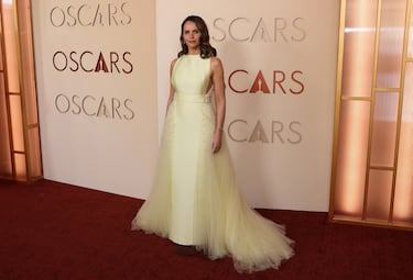 Felicity Jones posa en la alfombra roja del Dolby Theatre.