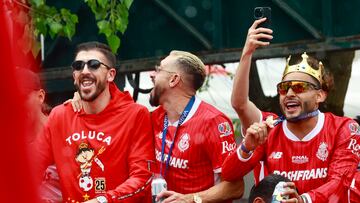 MEX3382. TOLUCA (MÉXICO), 26/05/2025.- Alexis Vega (d), João Paulo Dias (i) y Héctor Herrera de Toluca festejan junto a aficionados el campeonato de la Liga MX este lunes, en la ciudad de Toluca (México). Miles de aficionados de los Diablos del Toluca, que se coronaron este domingo campeones del Clausura del fútbol mexicano, se rindieron este lunes ante el equipo, monarca de la liga después de 15 años. EFE/ Felipe Gutiérrez
