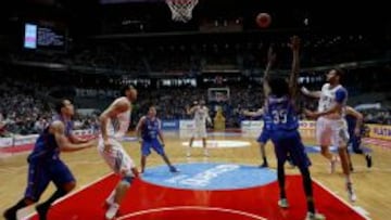 Protagonistas. Rudy Fernández, ante la defensa de Lucas Nogueira, trata de conectar un alley-oop con Salah Mejri.