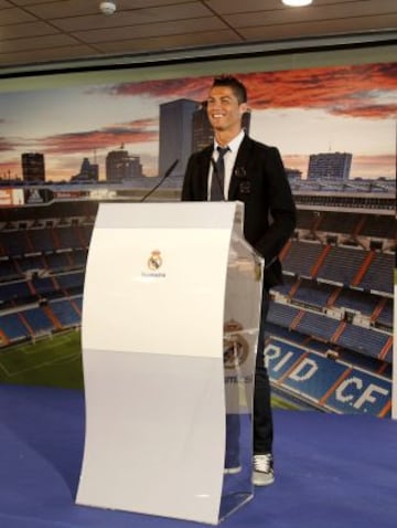 El delantero portugués del Real Madrid, Cristiano Ronaldo, tras firmar hoy con el presidente de la entidad madridista, Florentino Pérez, su renovación como futbolista del equipo, en el que jugará hasta junio de 2018.