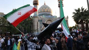 Iranians carry a model of a missile during a celebration following the IRGC attack on Israel, in Tehran, Iran, April 15, 2024. Majid Asgaripour/WANA (West Asia News Agency) via REUTERS ATTENTION EDITORS - THIS IMAGE HAS BEEN SUPPLIED BY A THIRD PARTY