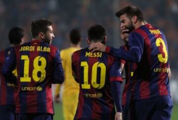 Lionel Messi celebra con sus compañeros de equipo Jordi Alba y Gerard Piqué después de anotar su segundo gol durante el partido de fútbol de la UEFA Champions League 