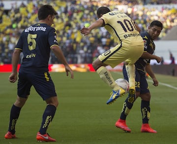 Cuauhtémoc Blanco regresó del retiro para jugar un último encuentro con las Águilas a sus 43 años de edad. Sucedió un sábado 5 de marzo del 2016, el rival fue Monarcas Morelia. Estaba previsto que Ignacio Ambriz, técnico de ese entonces del América, utilizará al 'Cuau' por 5 minutos o menos, pero el buen nivel que mostró el 'Temo' sorprendió a más de uno y terminó por disputar 37 minutos. A los 8' de juego, Blanco hizo vibrar como pocas veces a la multitud del Azteca, desde fuera del área desparramó a dos defensivos purépechas, bombeó el balón y la estrelló en el travesaño, fue la jugada más cercana al gol que tuvo el oriundo de Tepito en su partido de despedida.