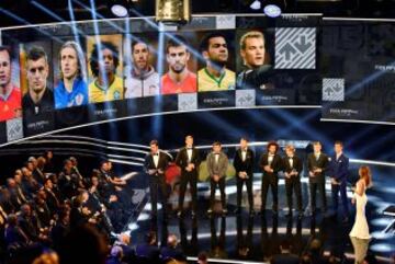 El glamour en la alfombra verde de la entrega de los Premios 'The Best'