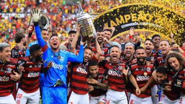 GUAYAQUIL, ECUADOR - OCTOBER 29: Giorgian de Arrascaeta of Flamengo (C) and teammate celebrate with the trophy after winning the final of Copa CONMEBOL Libertadores 2022 between Flamengo and Athletico Paranaense at Estadio Monumental Isidro Romero Carbo on October 29, 2022 in Guayaquil, Ecuador. (Photo by Buda Mendes/Getty Images)