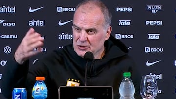 El desprecio de Bielsa a un periodista con una clase infinita: el clip es increíble