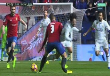Tano se fracturó la tibia y el peroné tras chocar con Isco por un balón dividido.