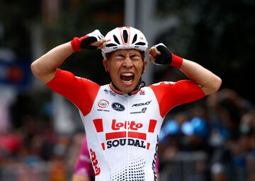 El ciclista australiano Caleb Ewan gana al esprint la octava etapa de la ronda italiana de 239 km entre las localidades de Tortoreto Lido y Pesaro.