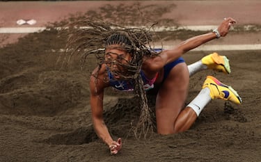 Tara Davis-Woodhall de los EE. UU. en acción durante la final de salto de longitud femenino.