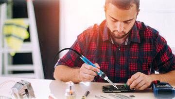 Este soldador eléctrico, ideal para aparatos electrónicos, incluye un kit de 10 piezas