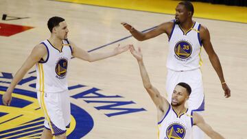 MON130. OAKLAND (EE.UU.), 01/06/2017.- Stephen Curry (frente), Klay Thompson (i) y Kevin Durant (d) de Golden State Warriors celebran hoy, jueves 1 de junio de 2017, durante el primer juego de la final de la NBA entre Cleveland Cavaliers y Golden State Warriors, que se disputa en el Oracle Arena, en Oakland, California (Estados Unidos). EFE/JOHN G. MABANGLO