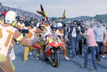 Firmó con Repsol Honda para competir en MotoGP. Ganó su tercer mundial tras la carrera del Gran Premio de Valencia. En la imagen, Márquez celebra su primer mundial en la máxima categoría.