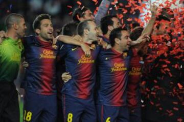 El Barcelona recibe el trofeo de la Liga BBVA 2012-2013.