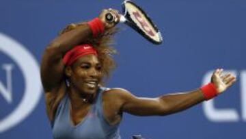 La tenista estadounidense Serena Williams devuelve una bola a la espa&ntilde;ola Carla Su&aacute;rez Navarro hoy, martes 3 de septiembre de 2013, durante un partido de los cuartos de final del Abierto de Tenis de Estados Unidos que se celebra en el Centro Nacional de Tenis en Flushing Meadows, Nueva York.