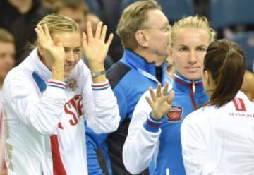 Maria Sharapova (L) celebra con Diatchenko (R) en el triunfo de Rusia ante Polonia por la Fed Cup. 