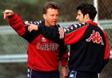 Figo habla con Louis Van Gaal en un entrenamiento de 1998.