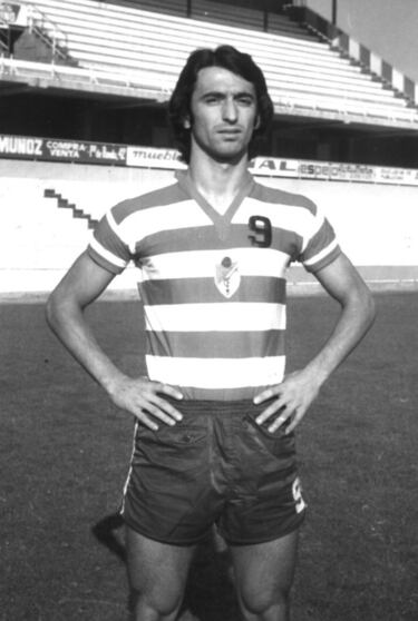 Salva Quiles militó en el Alavés, en las temporadas en las que Jorge Valdano jugaba en Vitoria. También militó en el Sabadell y en el Gandía, aunque una de sus mejores etapas fue como delantero del Granada entre 1972 y 1976, por lo que participó en una de las mejores etapas de la historia del club nazarí. Falleció el 6 agosto. 