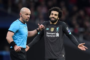 Mohamed Salah y el árbitro polaco Szymon Marciniak.