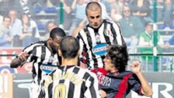 <b>SALVADOR. </b>Este cabezazo de Cannavaro salvó a la Juventus.