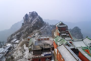 Estos monte se encuentran en el noroeste de la provincia de Hubei. El Conjunto de edificios antiguos de las monta?as de Wudang fue declarado patrimonio de la humanidad por la Unesco en 1994. La leyenda del lugar le atribuye a la regin el lugar donde surgieron los estilos internos de las artes marciales chinas. En 2010 el emplazamiento fue lugar fue usado para el rodaje de The Karate Kid.