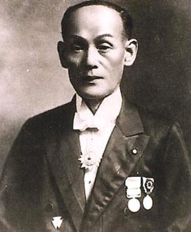 Torakusu Yamaha (1851–1916) fue un empresario japonés.
Hijo de un samurai, fundó en 1887 una fábrica de pianos y armonios llamada Nippon Gakki Company, Limited en Hamamatsu, Prefectura de Shizuoka. El origen de esta compañía como una fábrica de instrumentos musicales está aún reflejado en el logotipo del grupo, formado por tres diapasones cruzados. La empresa cambió de nombre en 1926, 10 años después de la muerte de Torakasu, al apellido familiar. Drante la II Guerra Mundial la empresa se dedicó a fabricar motores y hélices para la aviación militar. Tras la Guerra, en 1955 se creó Yamaha Motor, filial que se dedica especialmente a motocicletas. 