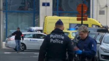 Personal de los servicios de emergencia y la polic¨ªa belga en los alrededores de la estaci¨®n de metro de Bruselas afectada por las segundas explosiones que se sucedieron tras las del aeropuerto.