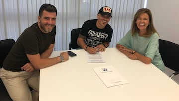 Luis Alonso (Stellar Group) y la presidenta del Leganés, en la firma del contrato de Roque Mesa.