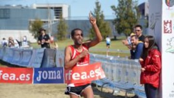 El eritreo Kidane Tadesse venci&oacute; en la carrera larga del Campeonato de Espa&ntilde;a de cross por equipos. 