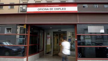 Vista del exterior de una oficina de empleo en Madrid. EFE/Javier Lizón/Archivo