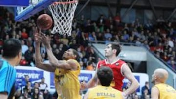 Walter Tavares captura el bal&oacute;n delante de Barac.