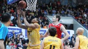 Walter Tavares captura el bal&oacute;n delante de Barac.