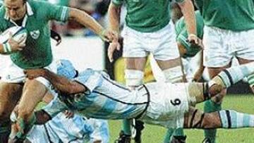 <b>CHOQUE DE FUERZAS.</B> Argentina intentó por todos los medios llevarse el partido.