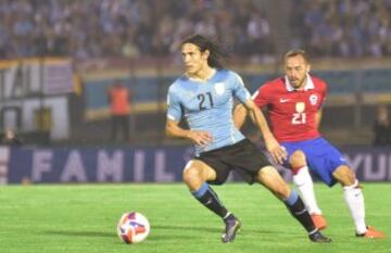 El jugador de Uruguay Edinson Cavani (i) disputa el balón con Marcelo Díaz (d) hoy, martes 17 de noviembre de 2015, durante un partido de las eliminatorias sudamericanas para el Mundial de Fútbol Rusia 2018, en el estadio Centenario, en Montevideo (Uruguay). 