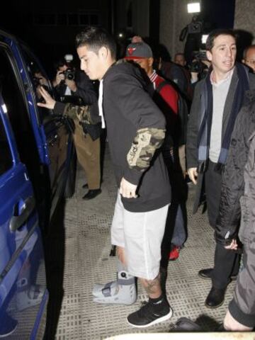 James saliendo del Hospital Quirón Murcia tras ser intervenido con éxito.