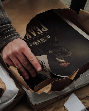 Publicidad de la película 'Peaky Blinders: El hombre inmortal' en el estadio Metropolitano antes del partido entre el Atlético de Madrid y el Getafe.