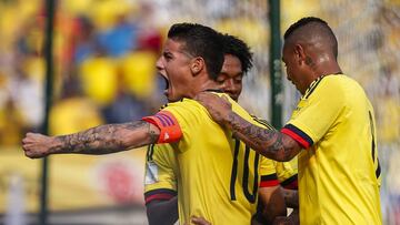 Barranquilla. 29 de marzo de 2016. En el estadio Metropolitano Roberto Melendez de Barranquilla, la Selección Colombia venció 3 - 1 a Ecuador en la sexta fecha de las Eliminatorias del Mundial de Rusia 2018. En la foto: James Rodríguez (Izquierda) y Edwin Cardona (Derecha). (Colprensa - Mauricio Alvarado)