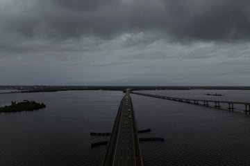 Una vista de un dron muestra nubes de tormenta sobre el río Caloosahatchee mientras el huracán Milton se acerca a Fort Myers, Florida.