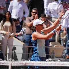 Swiatek soars into Roland Garros semis with 33rd straight win