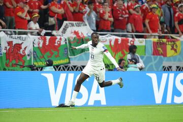 Timothy Weah celebra su gol ante Gales.