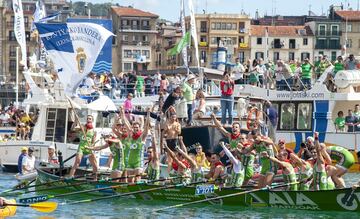 Los chicos de la trainera de Hondarribia celebran la victoria en la Bandera de la Concha masculina.