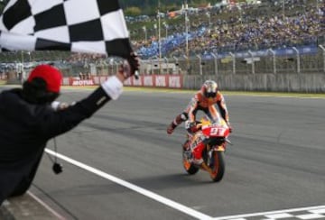 El piloto catalán ganó su quinto mundial (tercero de MotoGP) tras ganar la carrera del Gran Premio de Japón. En la imagen, Márquez entrando en meta en Motegi.