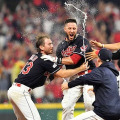 Indians ganan a Yankees en una maravillosa locura de partido