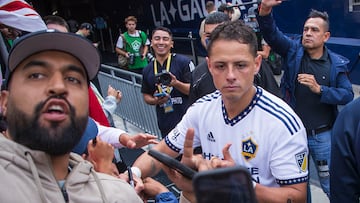 El delantero mexicano, Javier 'Chicharito' Hernández arremetió contra el VAR después del gol anulado ante Nashville en los MLS Playoffs.