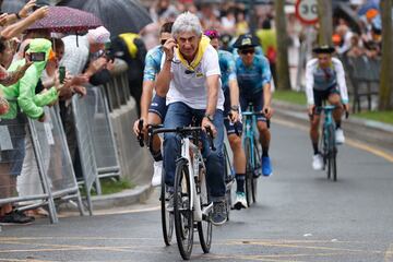 El exciclista Marino Lejarreta, acompañando a los miembros del equipo Astana Qazaqstan Team, se dirige a la presentación de los equipos que participan en la edición 2023 del Tour de Francia.