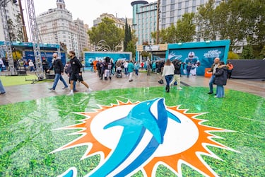 La Plaza de España de Madrid acoge la Fan Zone de los Miami Dolphins. 
