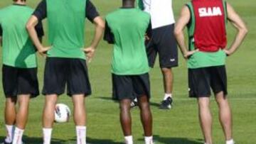 <b>TEÓRICA. </b>Cúper, ayer en La Albericia, sentando las bases ante la plantilla de los retoques tácticos que quiere imponer de inmediato en el equipo.