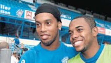 <b>TAN AMIGOS. </b>Ronaldinho y Robinho aparcan en la Selección la rivalidad de sus clubes.